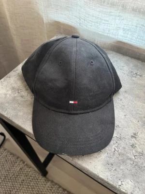 Tommy hilfiger keps  - Oanvänd keps från Tommy Hilfiger i storlek XL, passar säkert mindre också. bara stått i en hylla så är dammig. 