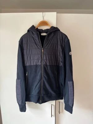 Jättefin Moncler cardigan L blå - Väldigt snygg eftertraktad och populär Moncler cardigan i storlek L. Självklart äkta har änthetsbevsis. Grym passform perfekt nu till hösten och inga hål eller fläckar. tveka inte vid linsta fråga eller fundering 