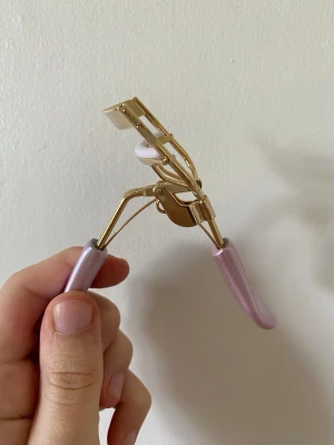 Tarte ögonfransböjare  - Så fin ögonfransböjare från tarte med lila handtag och en extra silikonkudde. Köpt för 289 på Sephora men har aldrig kommit till användning. 