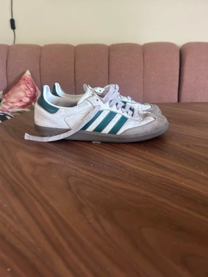 Adidas samba  - Sälger att par fina adidas samba i storlek 42 dom är lite slitna men funkar fortfarande bra de kommer utan box och så har jag råkat tappat bort sulorna så de behövs också annars är dom super bra hör av er för frågor 👍