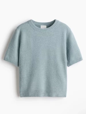 Ljusblå stickad t-shirt från H&M - Kortärmad stickad tröja från H&M i en mjuk ljusblå nyans i storlek M. har en svart fläck på vänster axel annars i fint skick. skriv vid intresse eller frågor 🩵