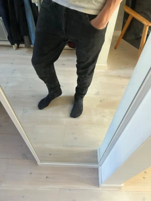Svarta slim fit jeans - Säljer ett par svarta slim fit jeans med klassisk femficksmodell och normal midja. Jeansen har en smal passform hela vägen ner och är tillverkade i ett mjukt denimtyg. Perfekta för dig som gillar en enkel och stilren look.