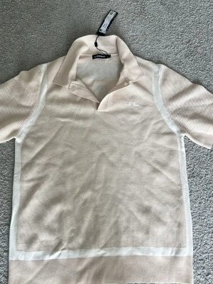 Beige mesh polotopp med krage - Besh j lindeberg pike som funkar väldigt bra när du kör för golf. Helt oanvänd och helt ny! Säljer för 400 kr kan gå med på priser ner till 240 kr!