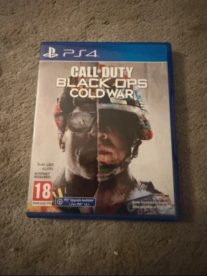 Call of Duty Black Ops Cold War PS4 - Call of Duty Black Ops Cold War till PS4 är ett actionfyllt FPS-spel med både kampanj, multiplayer och zombies-läge. Omslaget är blått och spelet har en PEGI 18-märkning. Perfekt för dig som gillar intensiva och taktiska shooter-upplevelser.