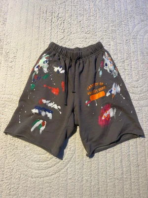 Gallery Dept Shorts - Byte är av intresse, aldrig använda utomhus endast hemma någon gång, säljer då det ej kommer till användning. Tags finns
