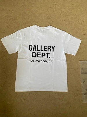 Vit Gallery Dept. t-shirt - En vit Gallery Dept. T-Shirt helt ny med förpackning och tags. En diskret logga på framsidan och en större logga på ryggen. Skicka meddelande vid frågor! Pris kan diskuteras! Jag skickar samma dag (om det är sent dagen efter)