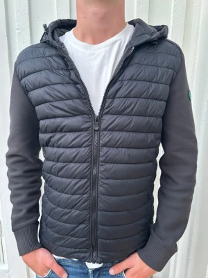 Cardigan  - Save The Duck cardigan inköpt för några år sen. Fint skick och skön passform. Perfekt nu inför hösten och säljes då den inte kommer till användning längre. Kvitto finns!