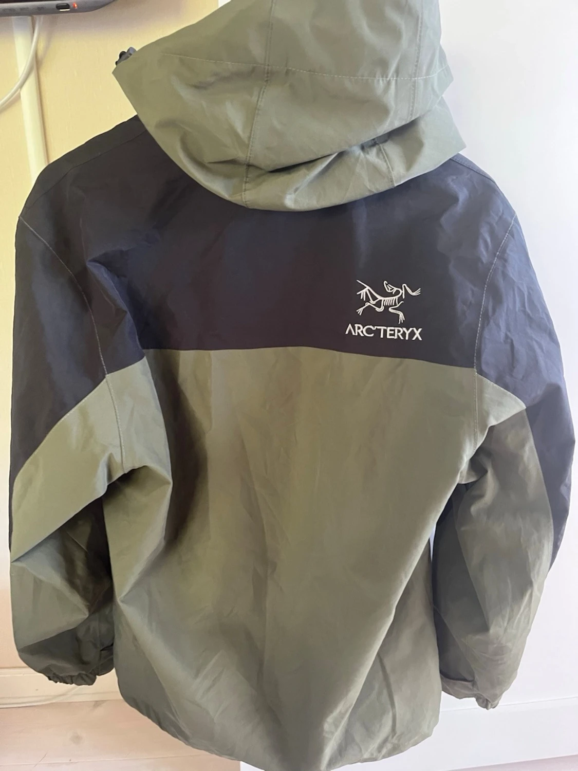 Grön och svart jacka från Arc'teryx - 1