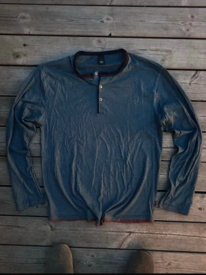 Vintage Y2K 00s Archive Long sleeve  - Marinblå/grå Långärmad Storlek L              Fint skick, skeppar så fort jag kan (24 timmar)   Inga flek eller hål på den.       Inga fläckar eller hål 🤑