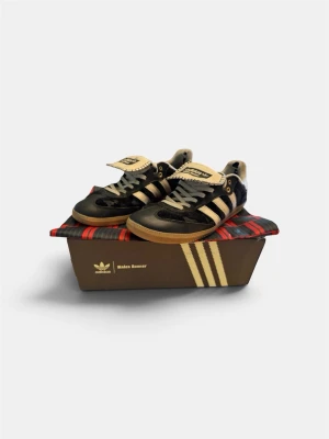 Adidas x Wales Bonner sambas - Ett par Adidas x Wales Bonner sambas i relativt dåligt skick. Man ser tecken på av vändning men syns knappast från långt håll. Hänvisar till bilderna för att se varans skick. Tveksam på om varan är äkta, men kvittot finns tillgängligt   Har av er om ni har nån fråga🙌