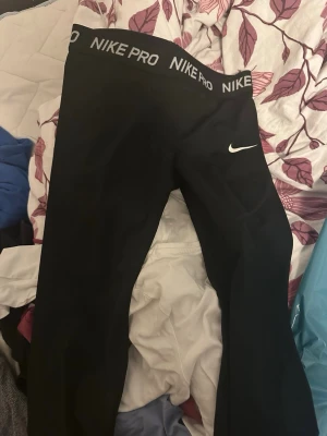 Nike leggings  - Säljer dessa Nike byxorna då jag vuxit ut dom, storlek L (barn) .