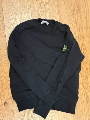 Stone Island tröja - Säljer min Stone Island tröja i storlek S då jag växt ut den. Tröjan är 100% äkta och går att äktenhetsverifiera. Tyvär följer ej badgen/märket med därav priset. Annat Stone Island märke kan fås med vid önskan, men osäker om äktenhet på den. Hör av er vid frågor🤩