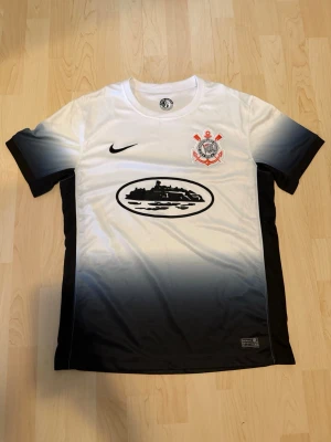 Corinthians x Corteiz Alcatraz Hemma Kit 2025/26 - Stilren fotbollströja i helt nytt skick. Tröjan är inte använd en endaste sekund.