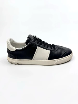 Svarta och vita lädersneakers - Valentino Garavani Flycrew Sneakers Storlek: 42 Skick: 9/10 Nypris: ca 7700 kr Alla nitar sitter kvar 100% autentiska