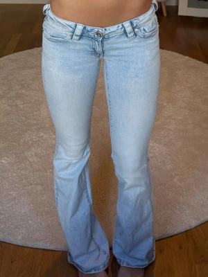 Ljusblå low waist bootcut jeans från Gina tricot  - Ljusblå low waist bootcut jeans från Gina tricots 14+ collection i strl S tall, jag är 176 och de är perfekt långa på mig. 