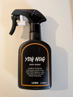 Yog Nog Body Spray från Lush - Yog Nog Body Spray från Lush i svart plastflaska med spraymunstycke. Doften har toner av kola, kryddnejlika och ylang ylang. Jag tycker den luktar som pepparkakor och smörkola <3 jag har testat den några gånger men beställde en annan parfym samtidigt och jag gillade den andra mer på mig :)