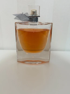 Lancome la vie est belle edp 100ml - Lancôme La vie est Belle Eau de Parfum är en ikonisk, elegant och blommig doft – en parfym full av omtanke och själ och en symbol för glädje och lycka.