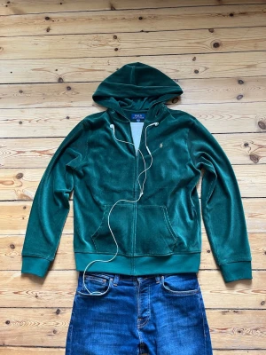 Polo Ralph Lauren hoodie - Ett fet Polo Ralph Lauren hoodie!  Tröjan är i Manchester material och är i utmärkt skick, använd 3/4 gånger. Priset kan diskuteras! Tveka inte vid frågor eller funderingar!