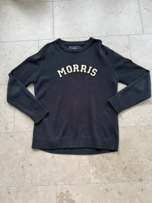 Stickad Morris tröja  - Säljer en mörkblå stickad Morris tröja. Använd fåtal gånger. Inga hål eller tydliga defekter 