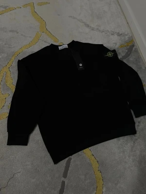  Sweater från Stone Island - Säljer en svart Stone Island-tröja i storlek S. 🖤  Enkel och stilren modell som passar perfekt till både vardagsoutfits och en mer clean/streetwear stil. Säljer den eftersom jag inte längre använder den. Pris kan diskuteras vid seriöst intresse! Skicka gärna meddelande om du är intresserad eller vill veta mer. 😊