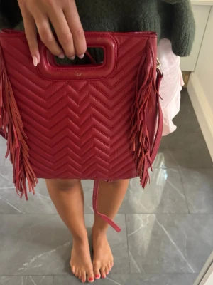 Röd maje väska - Säljer min röda maje väskan i den större modellen. Jätte fin nu till hösten ❣️