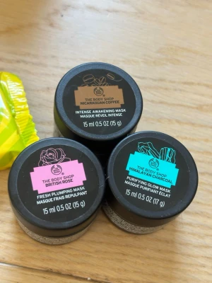 The Body Shop ansiktsmasker 3-pack - Säljer tre ansiktsmasker från The Body Shop: British Rose (rosa lock), Himalayan Charcoal (turkost lock) och Nicaraguan Coffee (brunt lock). Varje burk innehåller 15 ml och har olika egenskaper för huden. Perfekt för dig som vill testa olika masker! Har använts fåtal gånger och är nästan helt fulla.