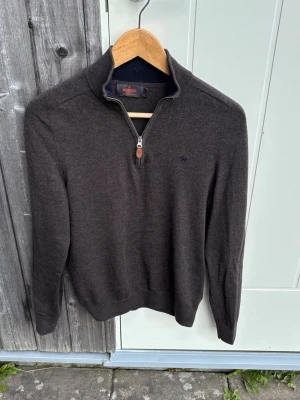 Mörkbrun halvzip tröja Morris - Snygg mörkbrun stickad tröja från Morris med halvzip | 100% merinoull | Storlek: S | Grymt skick! | Modellen är 185cm, 70kg | Ställ gärna frågor 🙌🏼