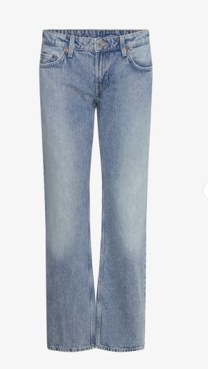 Weekday Straight jeans med låg midja - Säljer ett par ljusblå jeans med rak passform och låg midja. Inte använda mycket pågrund av att jag köpte fel storlek💕 storlek är 26 i midjan och 30 i längden