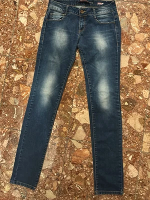 Blå skinny jeans från Zara Denim rules by Ted  - Snygga blå skinny jeans från Zara med slitningar och tvättade detaljer på låren. Klassisk femficksmodell med knappgylf och kontrastsömmar. Perfekta för en trendig och avslappnad stil. Tillverkade i stretchigt denimtyg för skön passform.