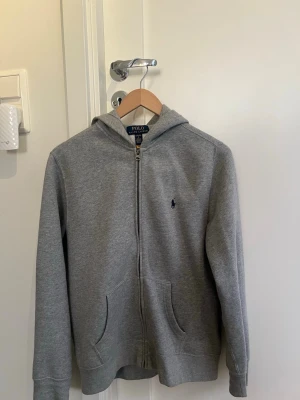 Ralph Lauren Zip Hoodie 164 - Säljer nu min Polo Ralph Lauren Hoodie då jag växt i från dig, knappt använd och i väldigt fint skick. Storlek L barn 164.