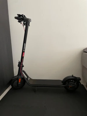 NAVEE V25i Pro elscooter svart - GÅR EJ ATT SKICKA man får komma hit och hämta den och betala med Swish då eftersom den är för stor att frakta Säljer en NAVEE V25i Pro elscooter i svart med röda detaljer. Scootern har en stilren design med bred fotplatta, robust ram och tydliga handtag. Perfekt för smidig transport i stan eller till skolan.