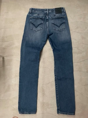 Jean Paul jeans - Snygga blå jeans med raka ben och klassisk femficksdesign. Jeansen har två bakfickor med V-formad söm och en mörk tvätt som ger en avslappnad look. Tillverkade i denim, perfekta till vardagsstilen. 