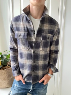 East west overshirt  - East west overshirt, Inga defekter!  Perfekt för hösten med dess färger. Personlig favorit med dess passform också! Modellen i bilderna är 180 cm 75 kg och bär Storlek S , Kom med frågor! 🌟 (Kan gå ned i pris vid köp av paket 😉) 