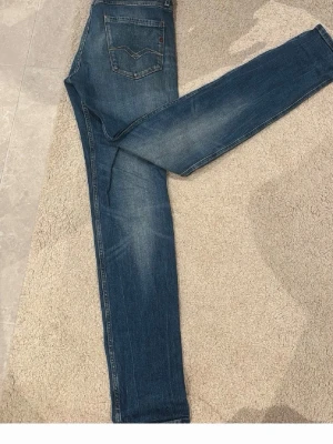 Blå slim fit jeans från PULP - Snygga blå slim fit jeans från PULP med klassisk femficksdesign och diskreta slitningar på låren. Jeansen har normalhög midja, dragkedjegylf och är tillverkade i ett mjukt denimtyg som sitter skönt hela dagen.