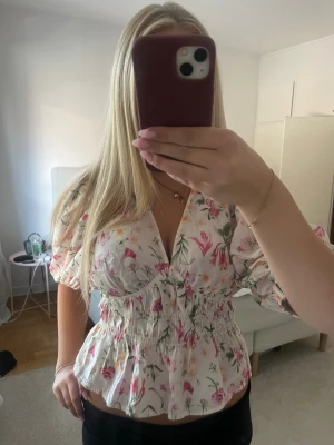 Jättefin blus💓 - Säljer en blommig trendig blus från H&M! Den är helt slutsåld på hemsidan därav priset💓 den har inga defekter💓