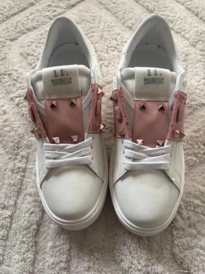 Valentino skor - Rosa valentino skor, köpta i Grekland. Påse finns men ej kartong. Aldrig använda 