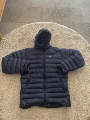 Arcteryx jacka - Tjena, säljer nu min arcteryx cerium lt hoody jacka som nu har blivit för liten. En otroligt bra jacka med sjuk kvalitet och väldigt praktisk. Skicket är otroligt bra, inga hål, märken utan endast lite defekt vid axeln. Nypris på jackan ligger runt 4300kr och jag säljer för ett extremt bra pris. Skriv för minsta fråga. Mvh Arvid 