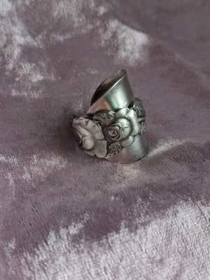 Skedring med rosdetaljer nysilver 19/59 - Handgjord ring skapad av en hel sked gjord i nysilver. Storlek 19/59 beroende på hur man mäter. 