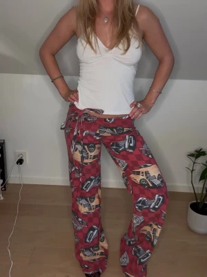 Unika low waist byxor  - Lågmidjade unika byxor! Sydda av mig! Passar runt s. Innerbenslängd:85 cm.  midjemått: 43x2 men har band som man spänner in med❤️