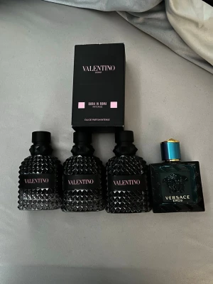 3 valentino parfymer + versace eros - Hej, säljer 3 st Valentino Born In Roma äkta parfymer + en Versac Eros EdT • 50 mlValentino Born in Roma Intense/30 ml kvar • 50 ml Valentino Born in Roma Intense/15 ml kvar • 50 ml Valentino Born in Roma EDT/45 ml kvar • 50 ml Versace Eros EDT/25 ml kvar En originalbox medföljer bara