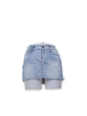 Lågmidjad Ljusblå jeanskjol  - Trendig ljusblå jeanskjol i kort modell med rå, fransig kant nertill. Kjolen har klassiska fem fickor och knapp- och dragkedjestängning framtill. Perfekt för dig som gillar en avslappnad och cool stil.