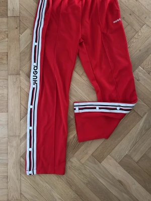 Hugo Boss trackpants - Riktigt schyssta Hugo Boss trackpants med knappar på sidan. Kan posta eller alternativt mötas upp i Stockholm. 