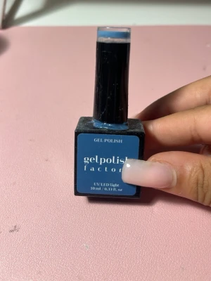 Blått gelnagellack Gelpolish Factor - Snyggt blått gelnagellack från Gelpolish Factor. Kommer i en fyrkantig flaska med svart lock och pensel. Färgen är en djup, matt blå som ger en modern look till naglarna. Passar perfekt för dig som gillar att fixa naglarna hemma med UV/LED-lampa.
