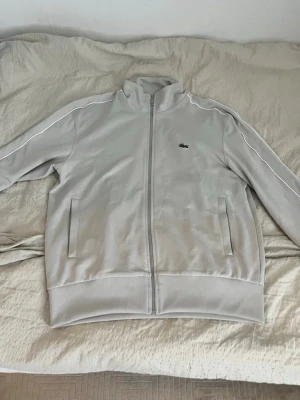 Lacoste tröja - Lacoste tröja använd fåtal gånger strolek L men passar M. Kan skicka fler bilder om ni skriver.