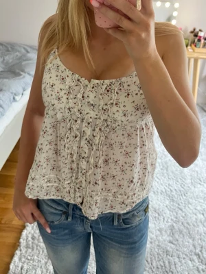 Blommig linnetopp - Supersöt blommig topp köpt från vinted, knappt använd💕🥰