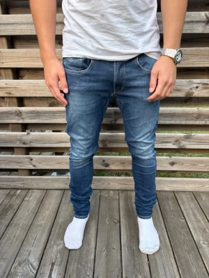 REPLAY ANBASS - Replay anbass jeans, skick 8/10  nypris 1600.  Storlek 32