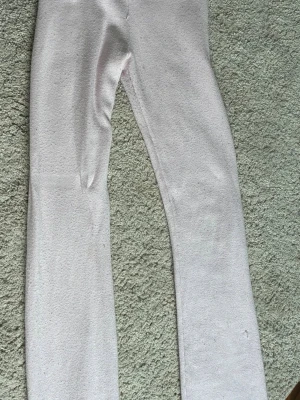 Ljusrosa ribbade leggings - Supersköna ljusrosa leggings med bred ribbad midja och mjukt stretchigt material. De har en enkel och clean look som passar perfekt till oversized tröjor eller hoodies. Materialet känns lent och följsamt mot huden.