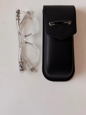 Genomskinliga chromehearts glasögon - Feta chromehearts glasögon till bra pris. Aldrig använda helt nya bara provat.                                  pris kan diskuteras vid snabb affär