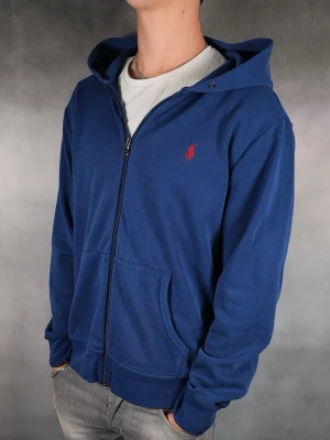 Ralph Lauren zip Hoodie - Ralph Lauren zip Hoodie • Storlek: L • Skick: 9/10 – fint skick utan skavanker • Inkluderas: Endast Hoodie • Nypris: Ca 2500kr • Passform: Modellen på bilden är 180 cm lång, väger 65 kg •