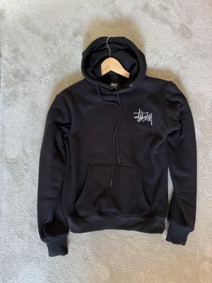 Stussy hoodie  - Nästan helt oanvänd svart stussy hoodie. Storlek S men passar mer som XS. Ny pris 1200 kr+, mitt pris 459 kr. Hör av er vid frågor!